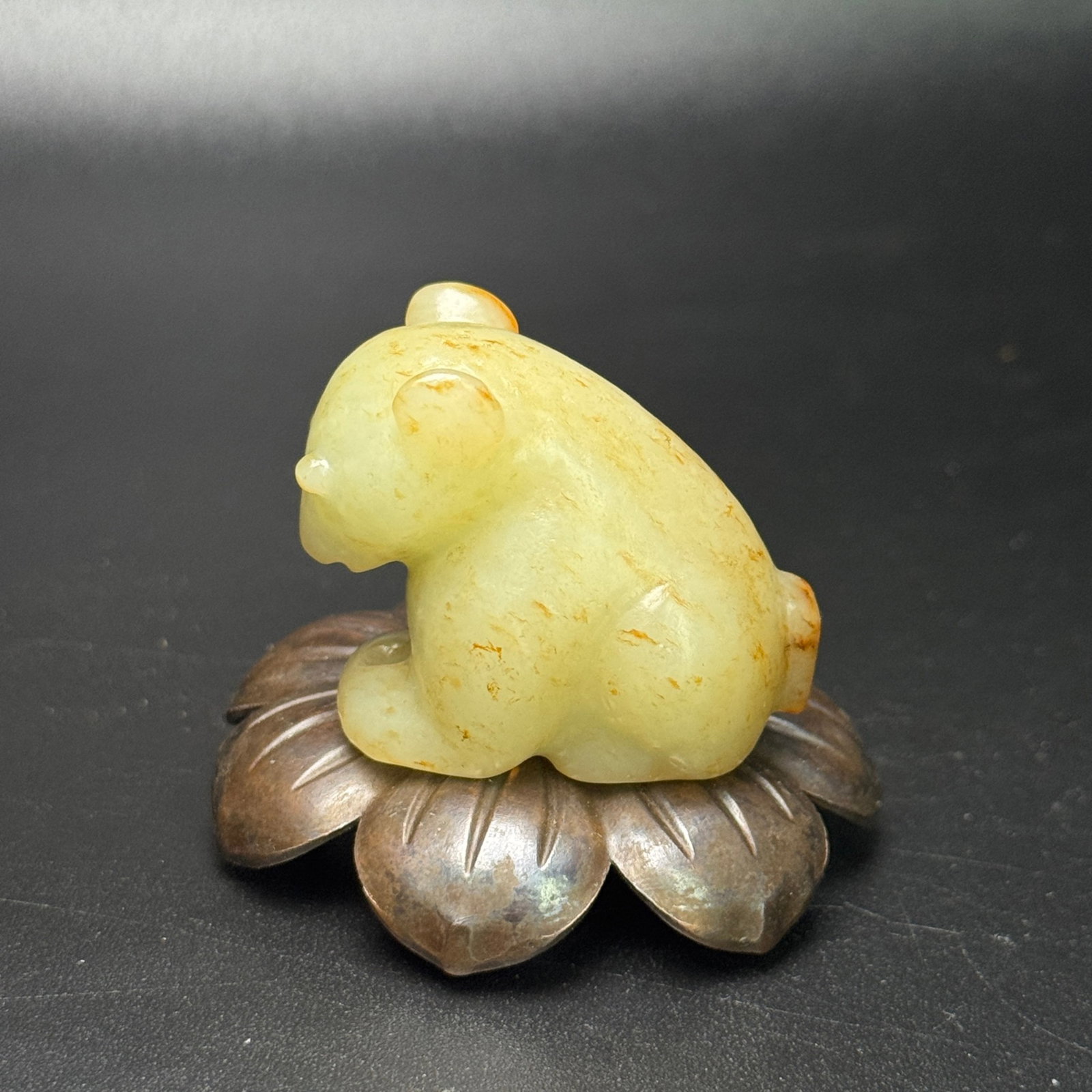An Exquisite White Jade Bear Ornament: An Exquisite White Jade Bear Ornament,Qing Dynasty,China,Size:44mmx36mmx29mm,Weight:65g 白玉熊摆件,中国清代