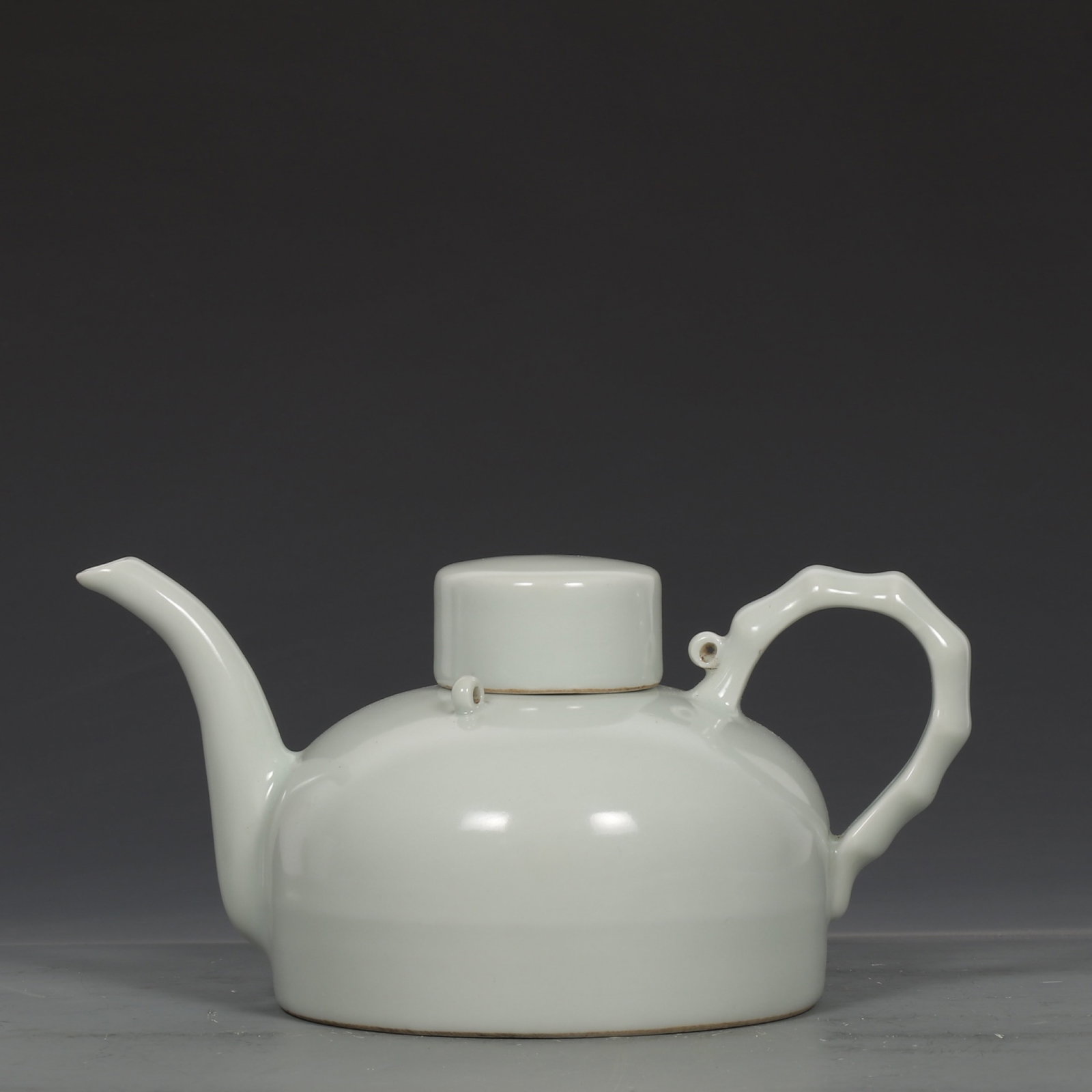 An Exquisite White Glazed Ewer: An Exquisite White Glazed Ewer,Ming Dynasty,China ,Xuande Six-character Mark,Size:4.7inx5.7in 白釉执壶,中国明代,宣德六字款