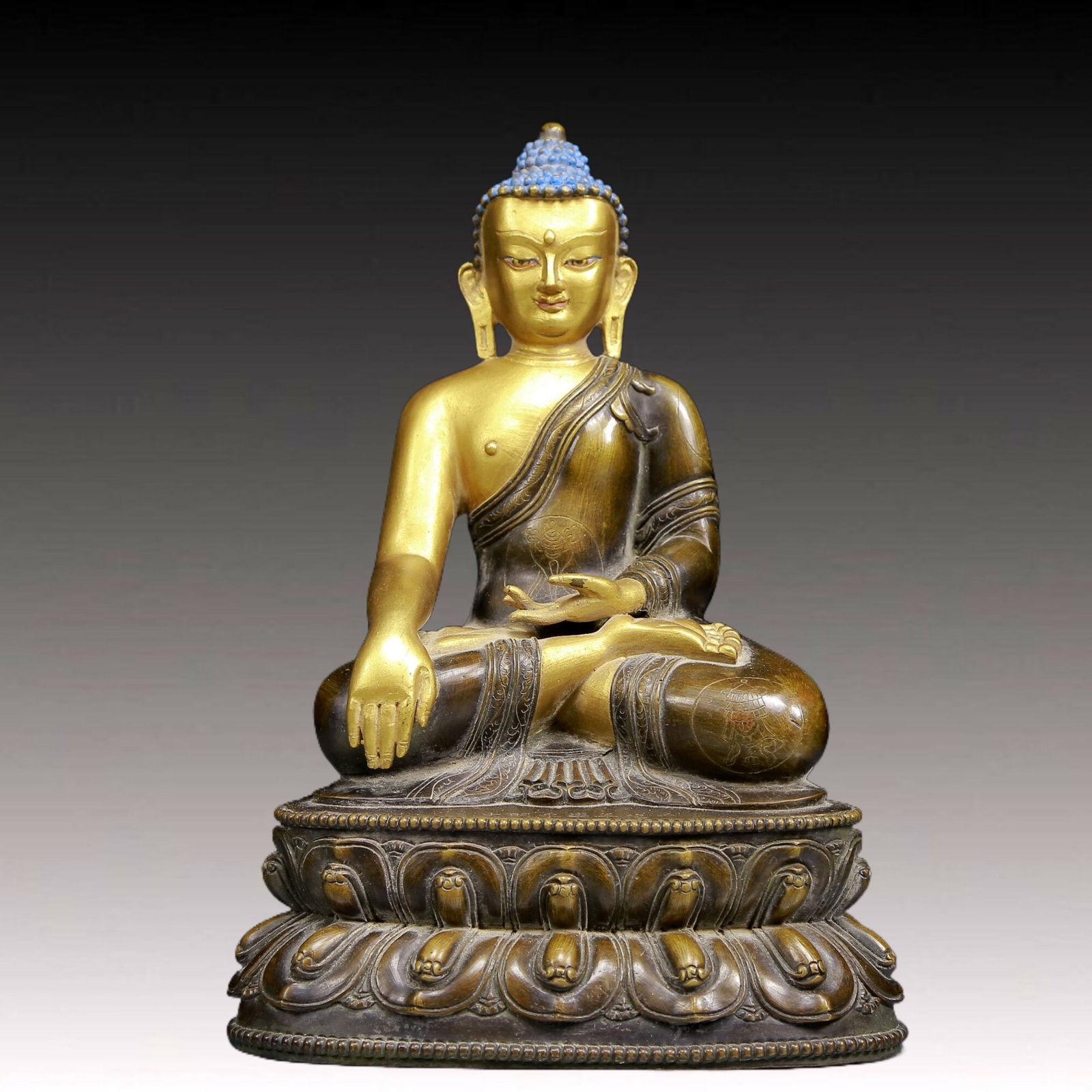 A Solemn Gilt Bronze Statue of Sakyamuni: A Solemn Gilt Bronze Statue of Sakyamuni,Ming Dynasty, China,Size:7.5inx5.5inx10.6in,Weight:4105g 铜鎏金释迦摩尼像，明代