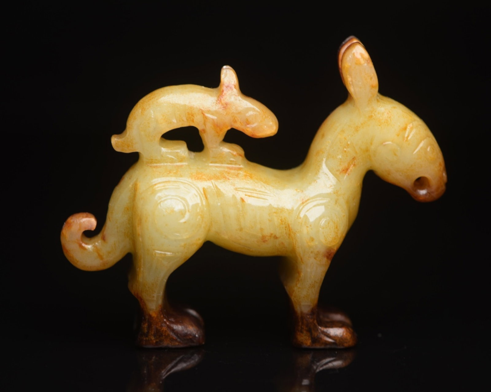 An Exquisite White Jade Beast Ornament: An Exquisite White Jade Beast Ornament,Qing Dynasty,China,Size:2.6inx2inx0.8in,Weight:53g 白玉兽摆件,中国清代