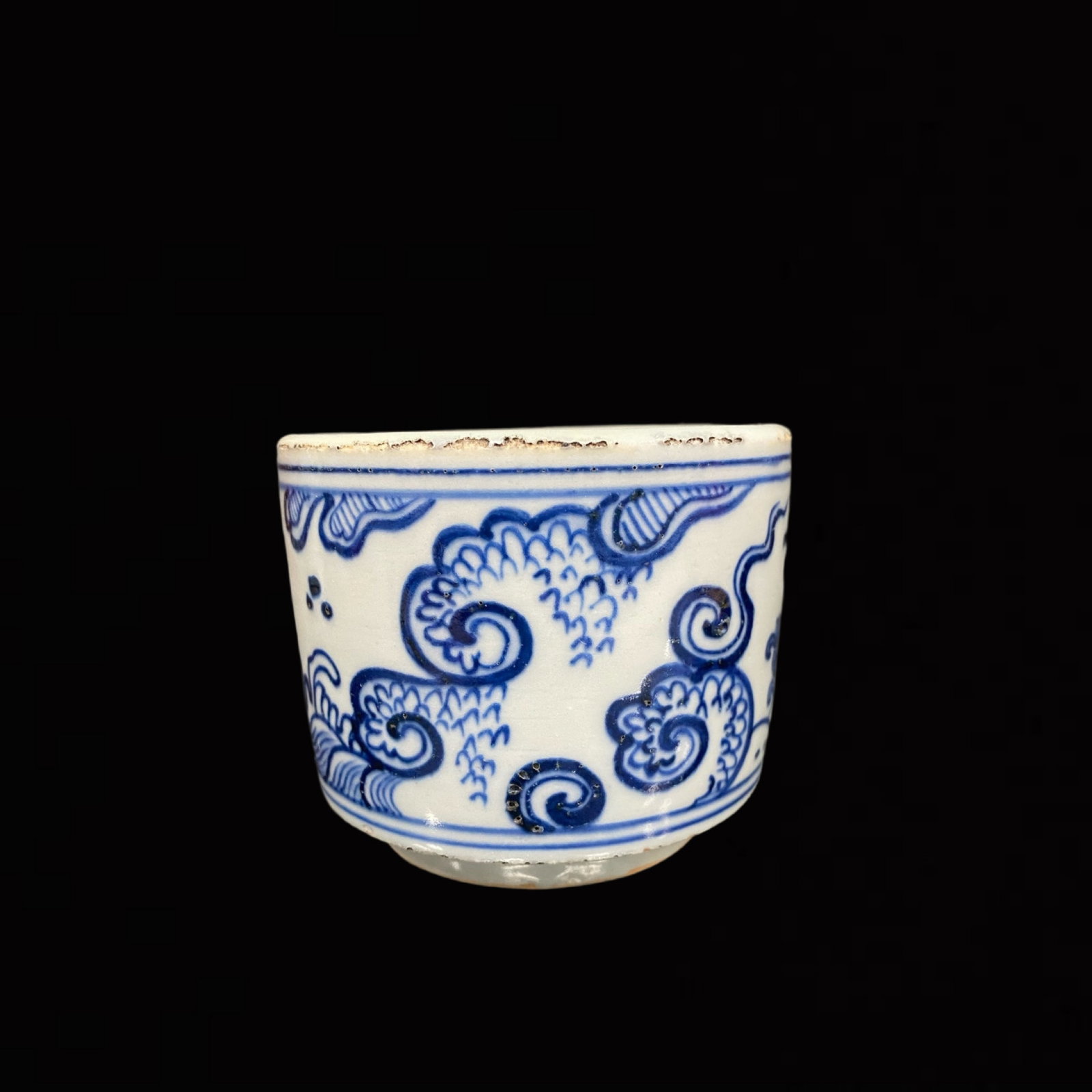 An Exquisite Blue and White Auspicious Cloud Pattern Jar: An Exquisite Blue and White Auspicious Cloud Pattern Jar,Qing Dynasty,China,Size:3.5inx3.9in 青花祥云纹罐,中国清代