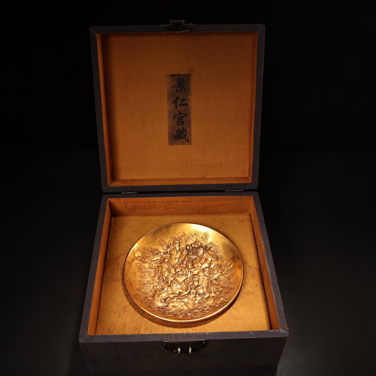 An Exquisite Gilt Bronze Character and Story Pattern Plate: An Exquisite Gilt Bronze Character and Story Pattern Plate,Qing Dynasty,China,Qianlong Six-character Mark,Size:6.9in,Weight:1200g 铜鎏金人物故事纹௢