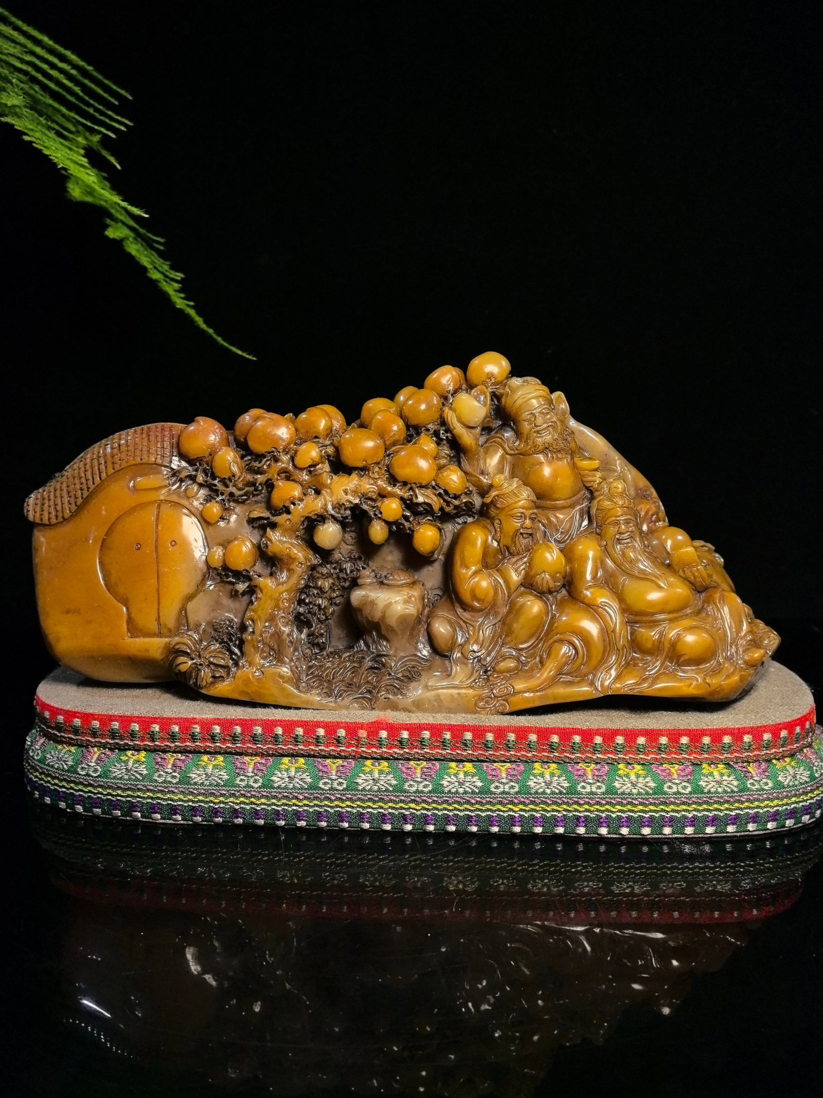 An Exquisite Tianhuang Stone Figure Seal,with Poem: An Exquisite Tianhuang Stone Figure Seal,with Poem,Qing Dynasty,China,Size:3.9inx17.7in,Weight:2520g 田黄石人物印章,带诗文,中国&
