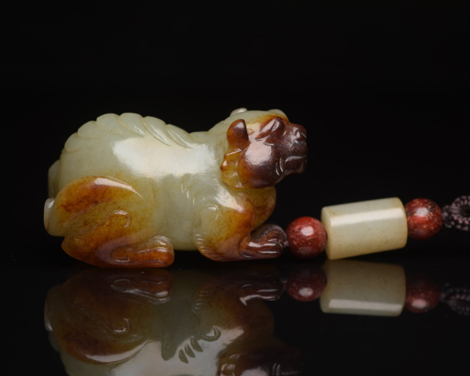An Exquisite White Jade Beast Pendant: An Exquisite White Jade Beast Pendant,Qing Dynasty,China,Size:2inx1.1inx0.8in,Weight:55g 白玉兽挂件,中国清代