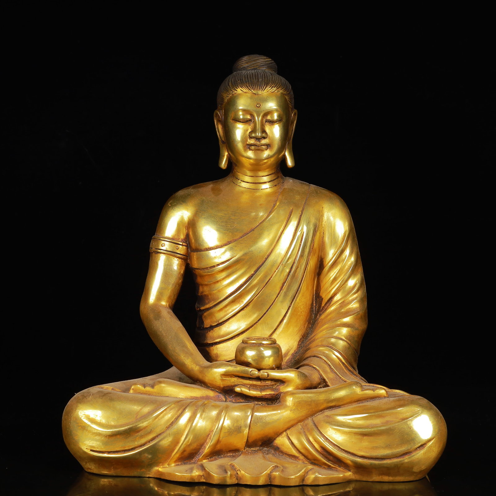 An Exquisite Gilt Bronze Statue of Sakyamuni: An Exquisite Gilt Bronze Statue of Sakyamuni,Ming Dynasty,China,Yongle Six-Character Mark,Size:9.8inx5.9inx11.4in,Weight:4750g 铜鎏金释迦摩尼像,中