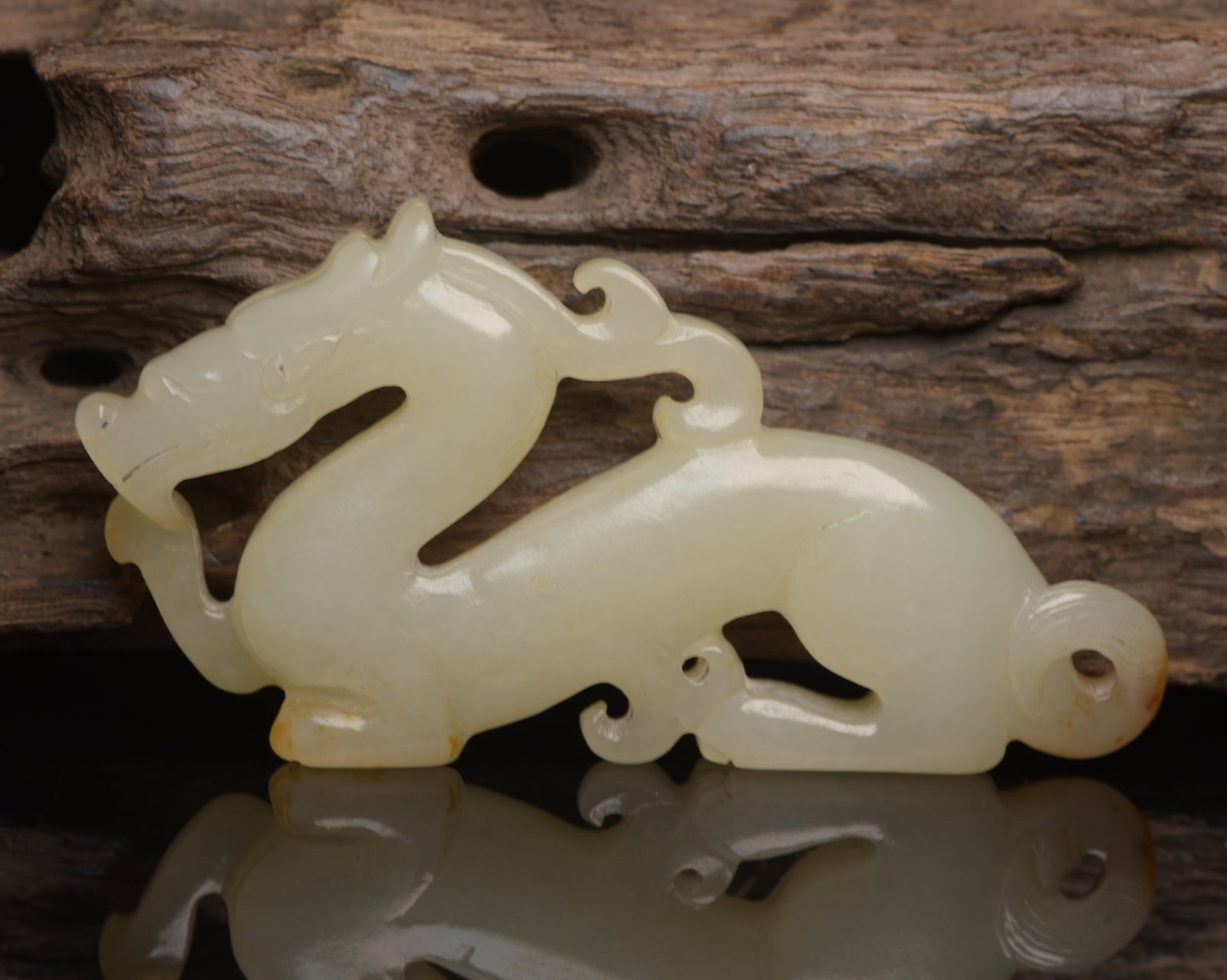An Exquisite White Jade Dragon Ornament: An Exquisite White Jade Dragon Ornament,Qing Dynasty,China,Size:3.5inx1.8inx0.5in,Weight:60g 白玉龙摆件,中国清代