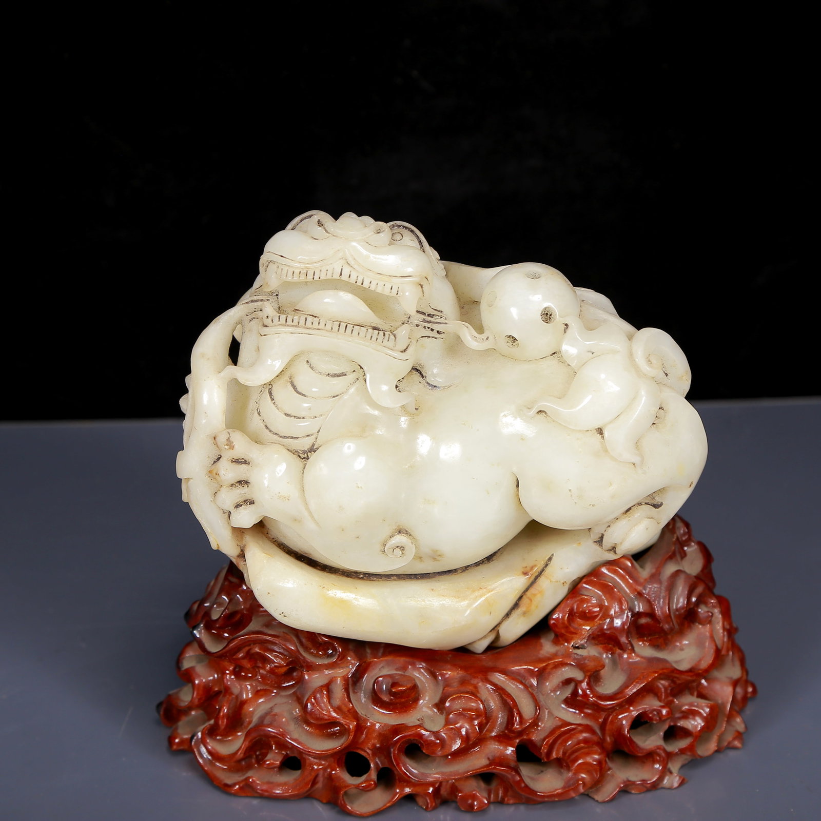 An Exquisite White Jade Lion Ornament: An Exquisite White Jade Lion Ornament,Qing Dynasty, China,Size:5.5inx2.8inx4.7in,Weight:1705g 白玉狮子摆件，清代