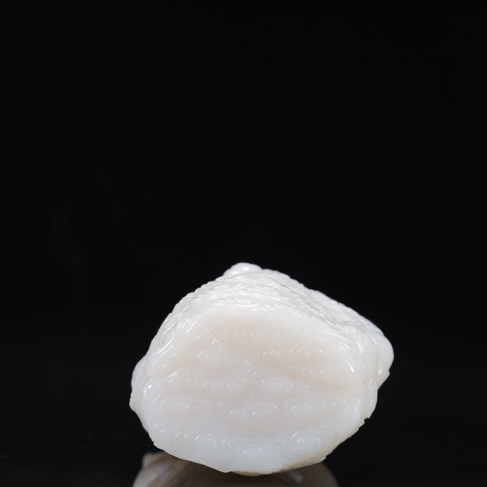 An Exquisite White Jade Dragon Pattern Vase - 12