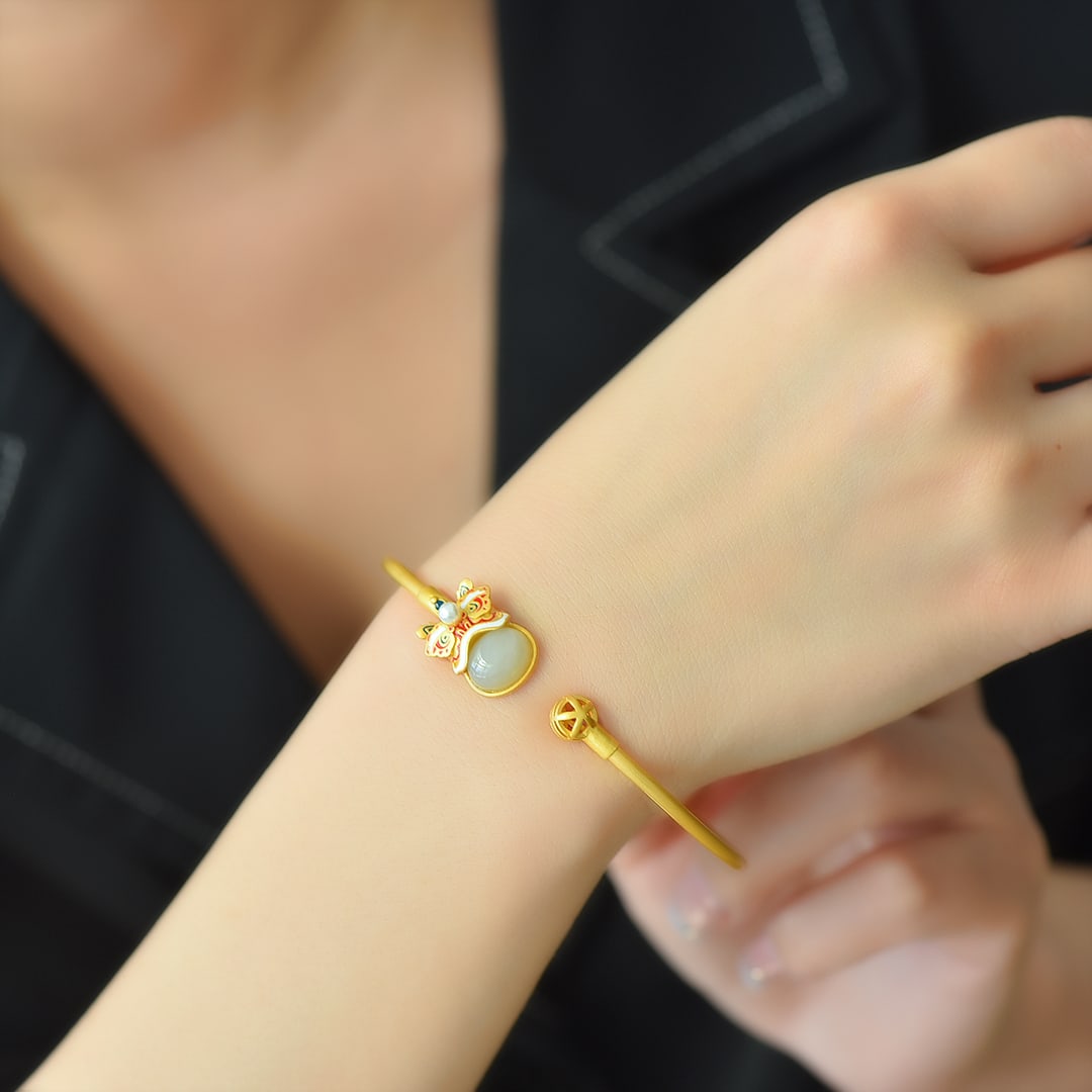 An Exquisite Sterling Silver-Gold Plated Inlaid White Jade Bracelet: An Exquisite Sterling Silver-Gold Plated Inlaid White Jade Bracelet 纯银镀金镶白玉手镯