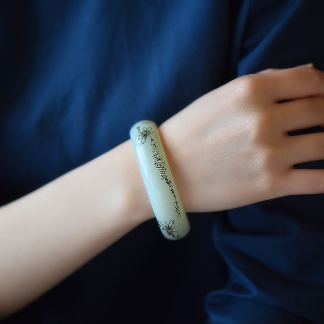 An Exquisite White Jade Bamboo and Butterfly Pattern Bracelets: An Exquisite White Jade Bamboo and Butterfly Pattern Bracelets (寓意)手镯象征着温婉 和谐 平安 完美【 