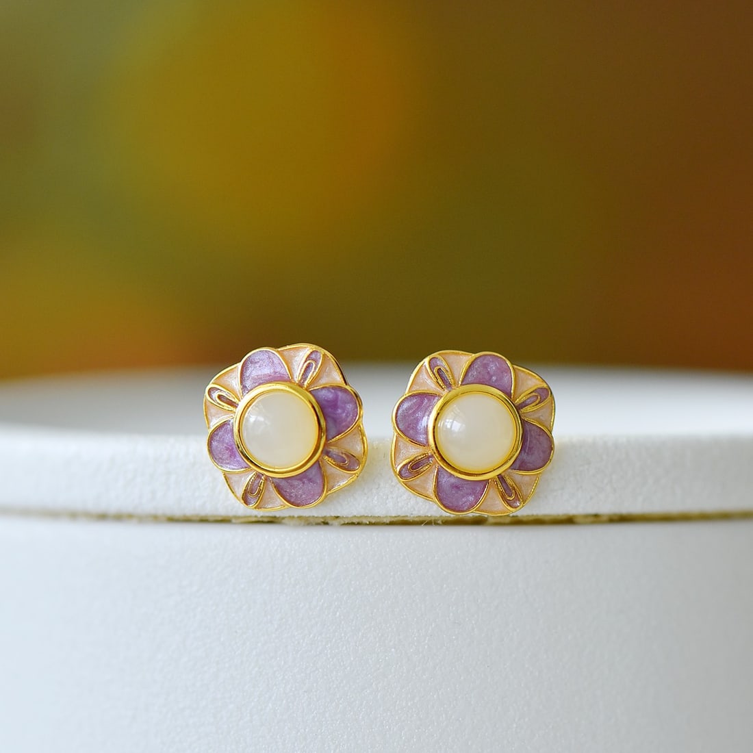 A Pair of Exquisite Sterling Silver Inlaid White Jade Flower Pattern Earrings: A Pair of Exquisite Sterling Silver Inlaid White Jade Flower Pattern Earrings,Size:6mmx6mm 一对纯银镶白玉花卉纹耳环