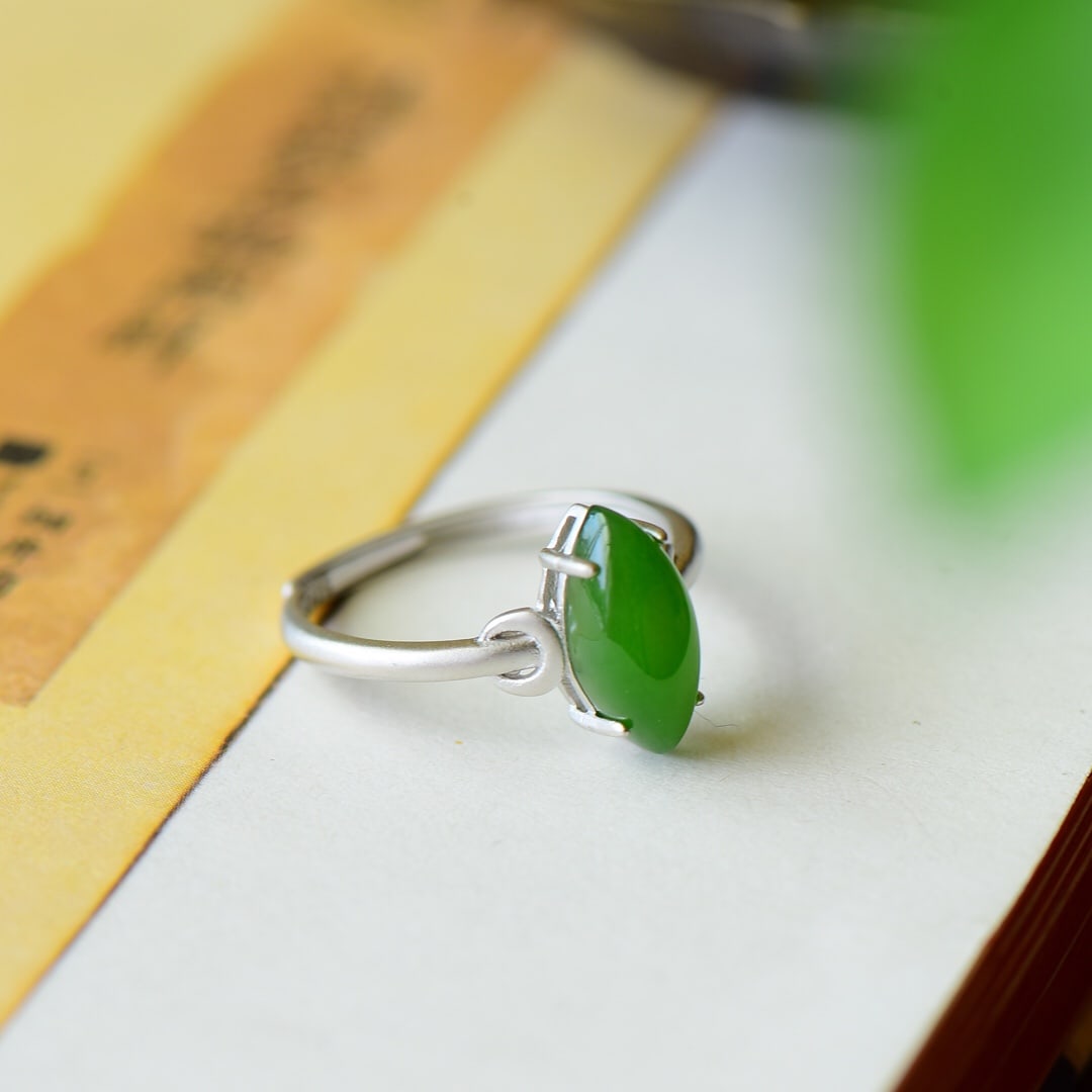 An Exquisite Sterling Silver Inlaid Jasper Ring: An Exquisite Sterling Silver Inlaid Jasper Ring,Size:6mmx13mm 纯银镶碧玉戒指