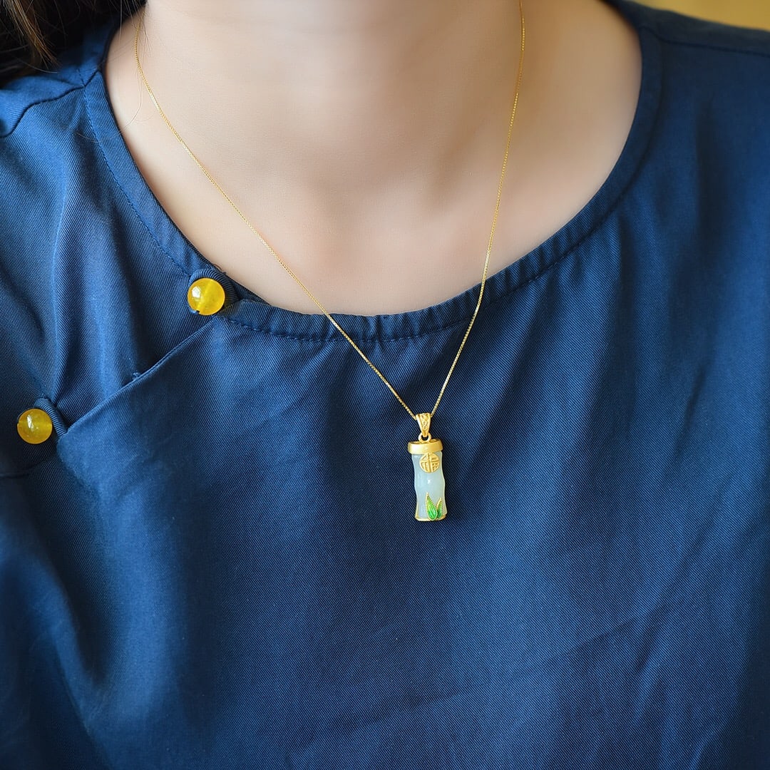 An Exquisite Sterling Silver-Gold Plated Inlaid White Jade Necklace: An Exquisite Sterling Silver-Gold Plated Inlaid White Jade Necklace,Size:9mmx21mm 纯银镀金镶白玉项链