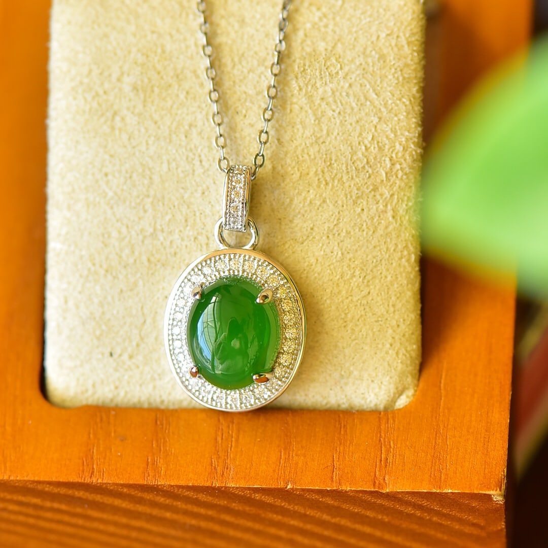 An Exquisite Sterling Silver Inlaid Jasper Necklace,Inlaid Diamond: An Exquisite Sterling Silver Inlaid Jasper Necklace,Inlaid Diamond,Size:14mmx24mm 纯银镶碧玉项链,嵌钻石