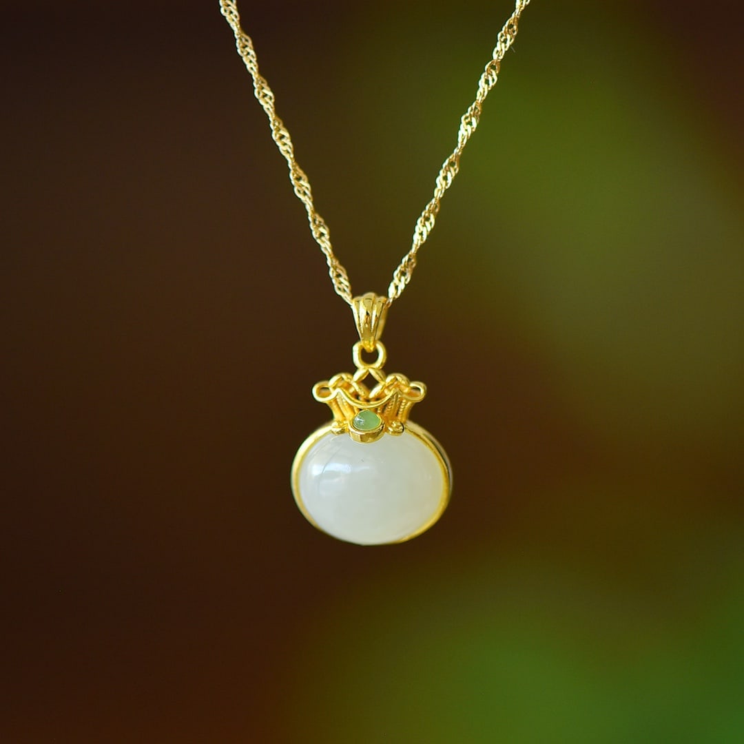 An Exquisite Sterling Silver-Gold Plated Inlaid White Jade Necklace: An Exquisite Sterling Silver-Gold Plated Inlaid White Jade Necklace,Size:10mmx12mm 纯银镀金镶白玉项链