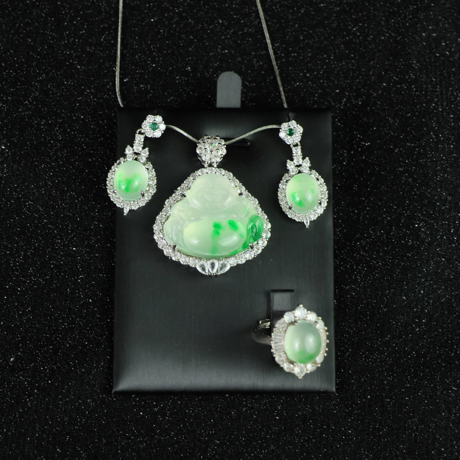A Set of Fine Jewelry: A Set of Fine Jewelry 一套精美的首饰