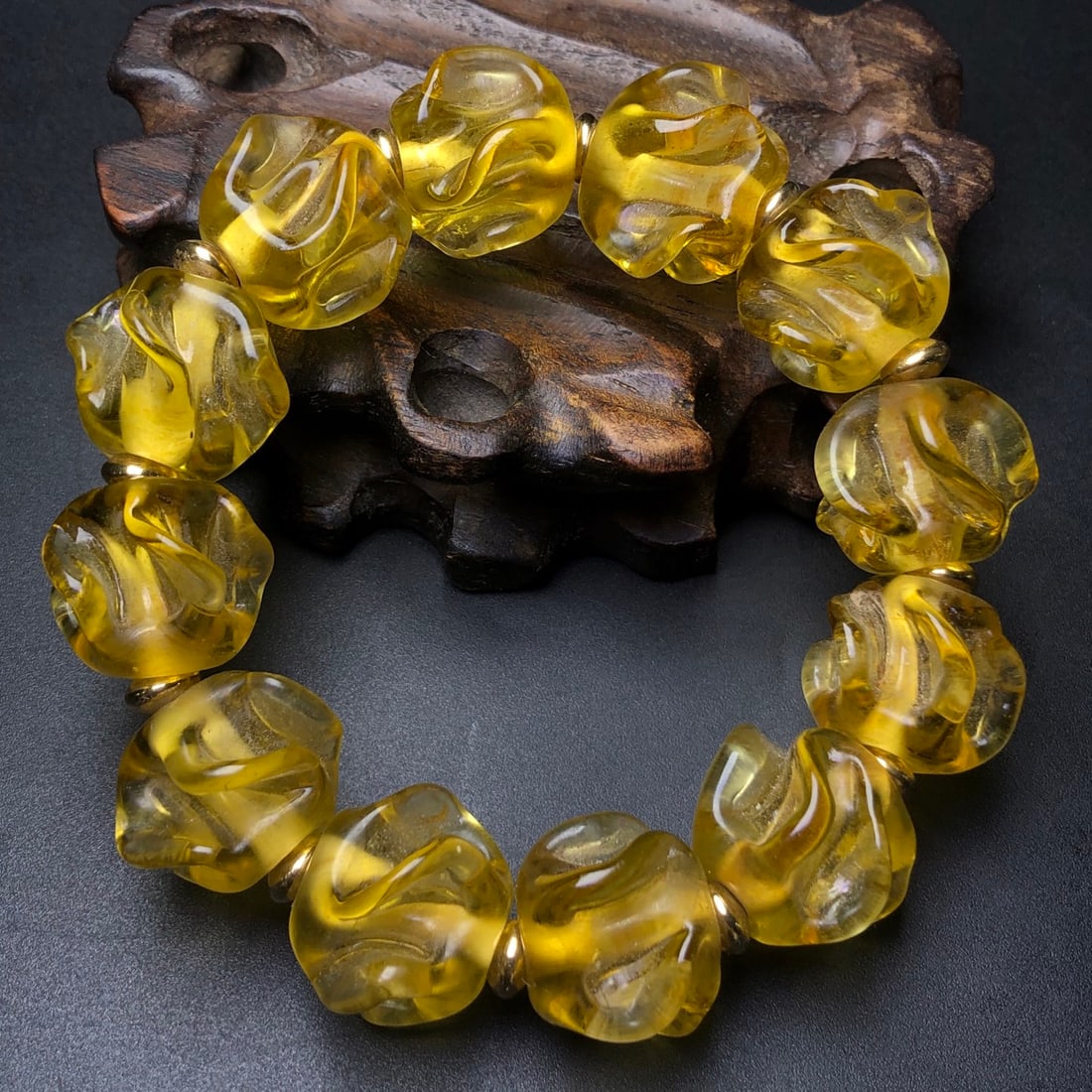 An Exquisite Glass Bracelet: An Exquisite Glass Bracelet,Size:20mm*12 琉璃手串