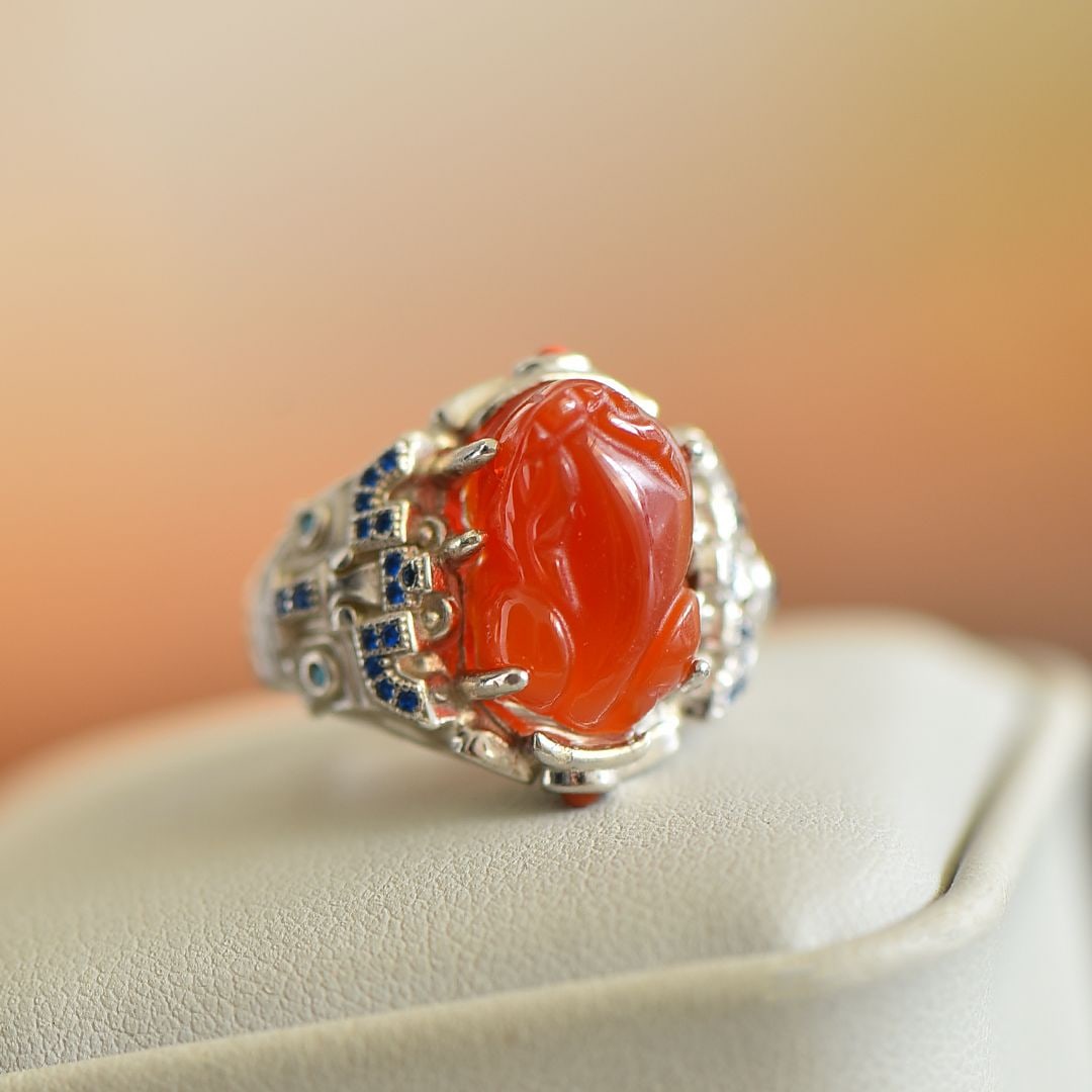 An Exquisite Sterling Silver Inlaid Agate Ring: An Exquisite Sterling Silver Inlaid Agate Ring,Size:10mmx16mm 纯银镶玛瑙戒指