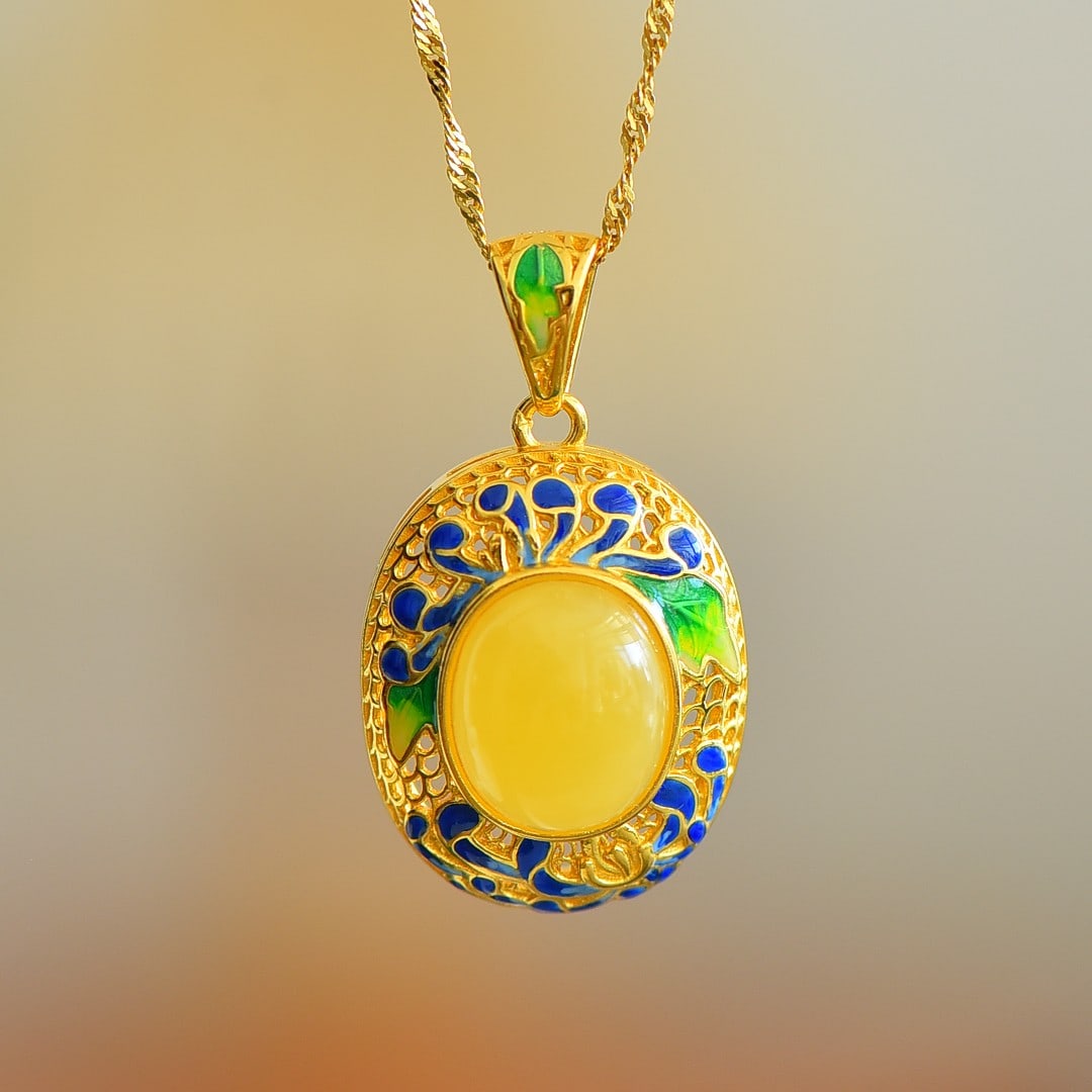 An Exquisite Sterling Silver-Gold Plated Inlaid Amber Pendant: An Exquisite Sterling Silver-Gold Plated Inlaid Amber Pendant 纯银镀金镶琥珀吊坠