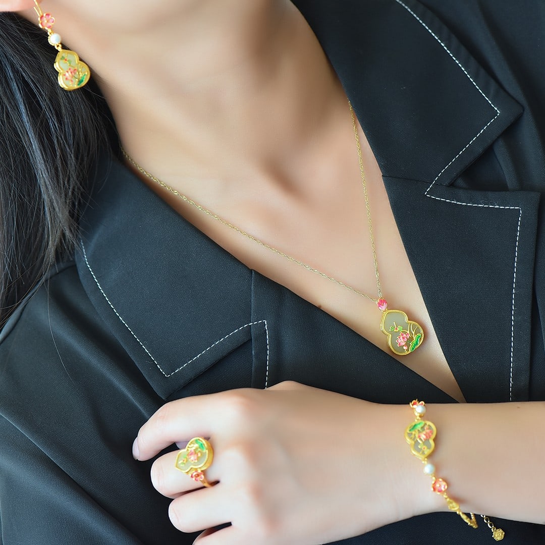 A Set of Fine Sterling Silver-Gold Plated Inlaid White Jade Jewelrys,Inlaid Pearl: A Set of Fine Sterling Silver-Gold Plated Inlaid White Jade Jewelrys,Inlaid Pearl 一套纯银镀金镶白玉首饰,嵌珍珠