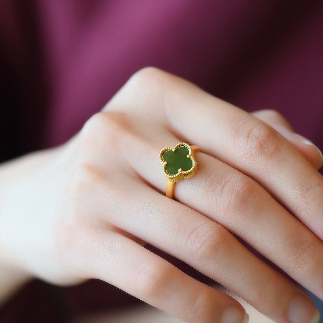 An Exquisite Sterling Silver-Gold Plated Inlaid Jasper Ring: An Exquisite Sterling Silver-Gold Plated Inlaid Jasper Ring,Size:10mmx10mm 纯银镀金镶碧玉戒指