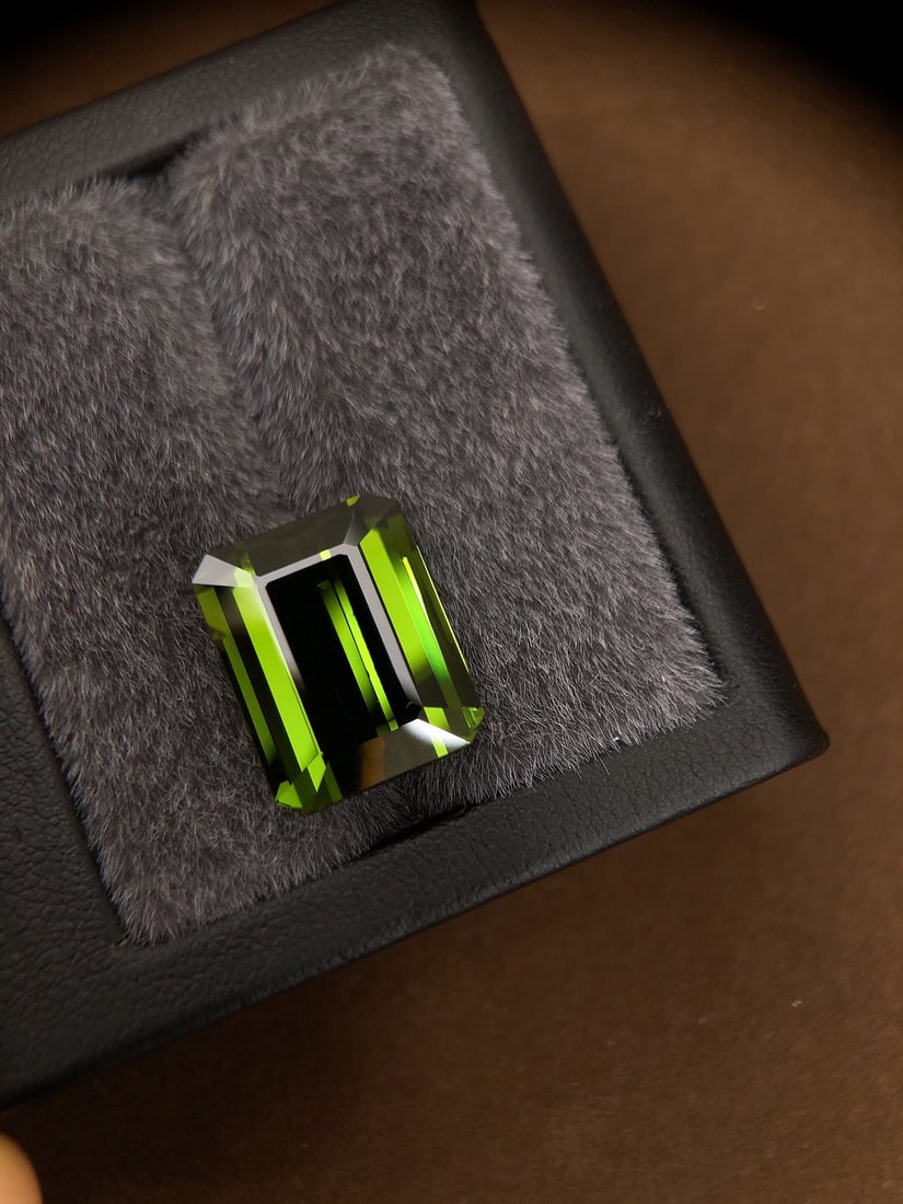 13.26Ctw Natural Tourmaline Loose: 13.26Ctw Natural Tourmaline Loose,Size:15.8mmx12.7mmx6.5mm 13.26Ctw天然碧玺裸石