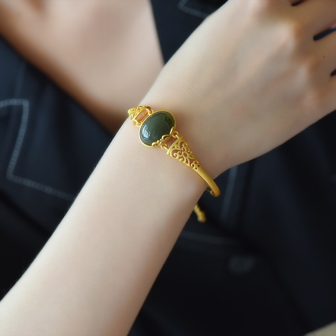 An Exquisite Sterling Silver-Gold Plated Inlaid Sapphire Bracelet: An Exquisite Sterling Silver-Gold Plated Inlaid Sapphire Bracelet,Size:13mmx18mm 纯银镀金镶青玉手镯