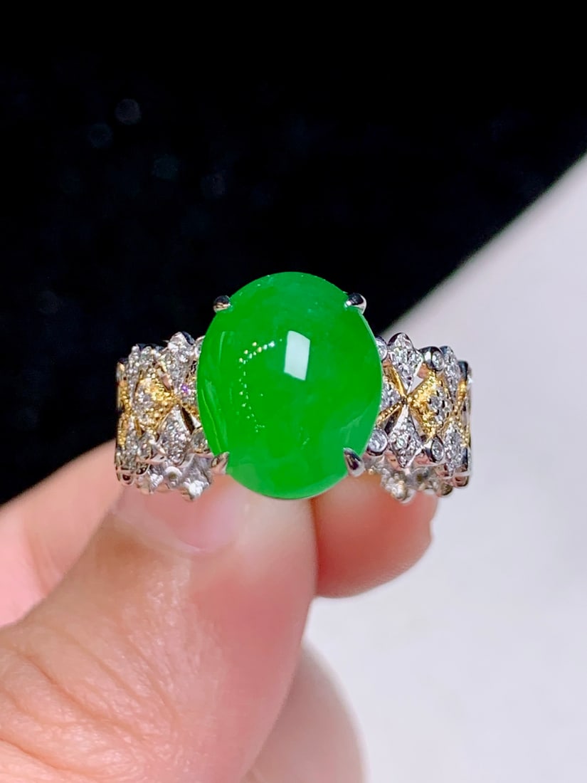 An Exquisite 18k Gold Diamond Inlaid Jadeite Ring: An Exquisite 18k Gold Diamond Inlaid Jadeite Ring,Size(Loose Stone):11mmx9mmx4.5mm #13.5 18k金钻镶嵌翡翠戒指