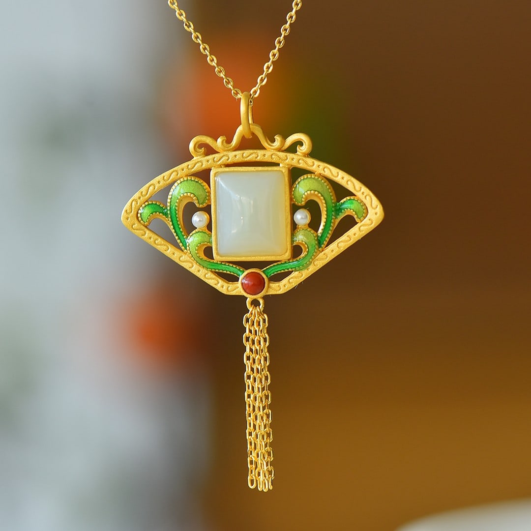 An Exquisite Sterling Silver Inlaid White Jade Necklace: An Exquisite Sterling Silver Inlaid White Jade Necklace 纯银镶白玉项链