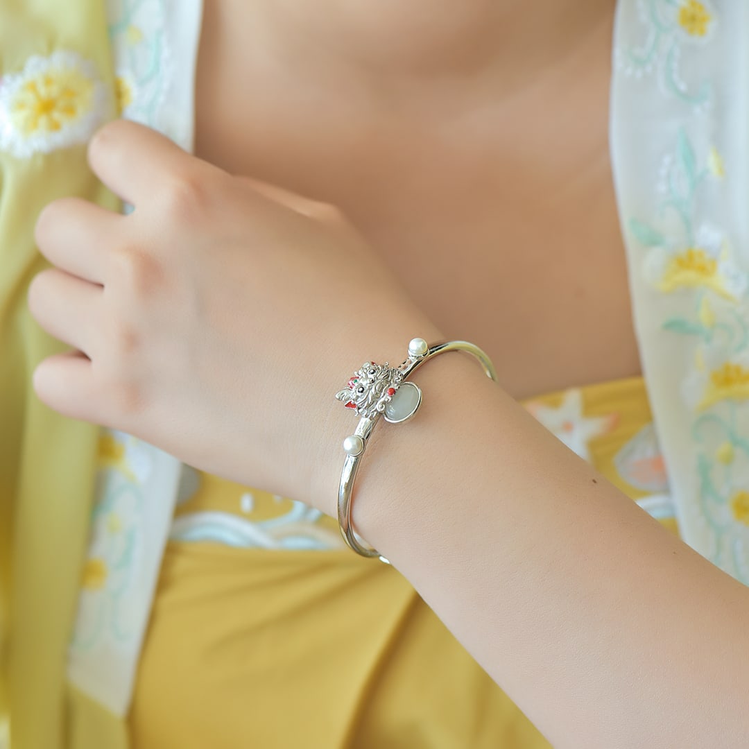 An Exquisite Sterling Silver Inlaid White Jade Bracelets, Inlaid Pearl: An Exquisite Sterling Silver Inlaid White Jade Bracelets, Inlaid Pearl,Size:8mmx8mm 纯银镶白玉手镯,嵌珍珠