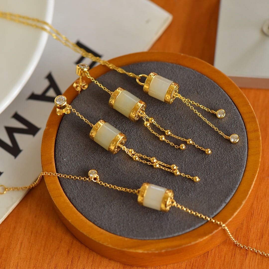 A Set of Fine Sterling Silver-Gold Plated Inlaid White Jade Jewelrys: A Set of Fine Sterling Silver-Gold Plated Inlaid White Jade Jewelrys,Size:7mmx9mm,7mmx9mm,7mmx9mm 一套纯银镀金镶白玉首饰