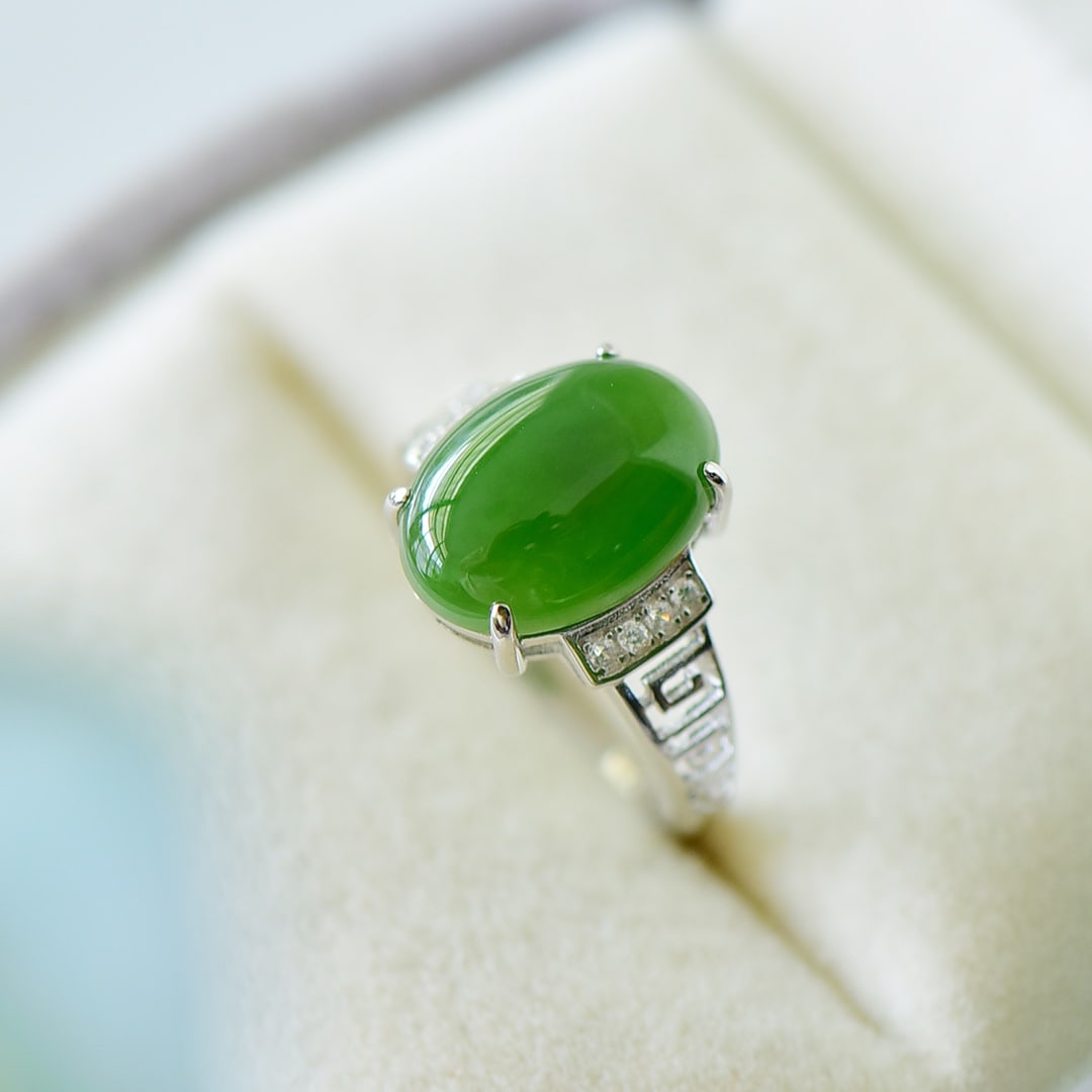 An Exquisite Sterling Silver Inlaid Jasper Ring,Inlaid Diamond: An Exquisite Sterling Silver Inlaid Jasper Ring,Inlaid Diamond,Size:10mmx14mm 纯银镶碧玉戒指,嵌钻石