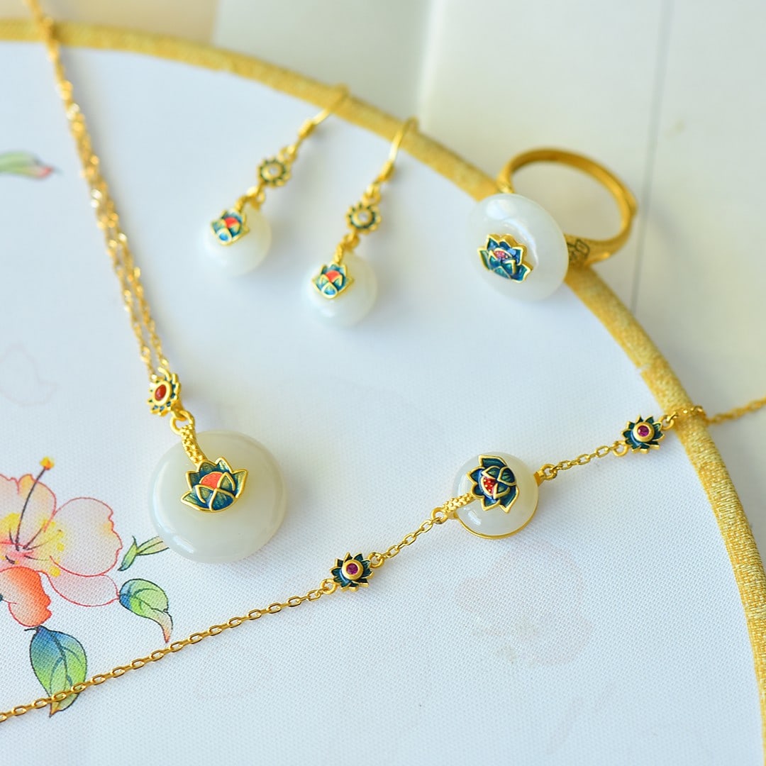 A Set of Fine Sterling Silver-Gold Plated Inlaid White Jade Jewelrys: A Set of Fine Sterling Silver-Gold Plated Inlaid White Jade Jewelrys 一套纯银镀金镶白玉首饰