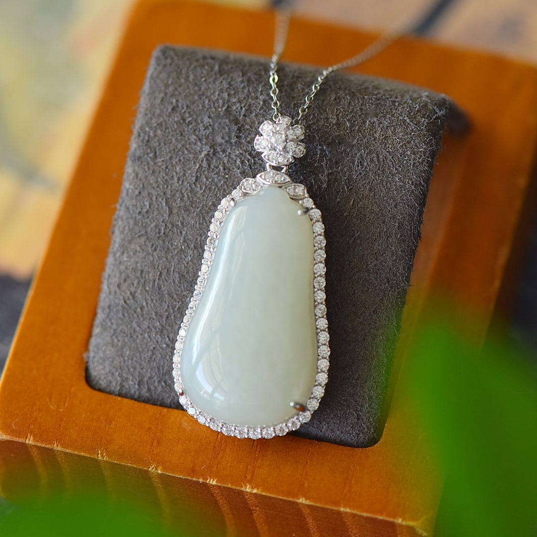 An Exquisite Sterling Silver Inlaid White Jade Necklace,Inlaid Diamond: An Exquisite Sterling Silver Inlaid White Jade Necklace,Inlaid Diamond,Size:18mmx38mm 纯银镶白玉项链,嵌钻石