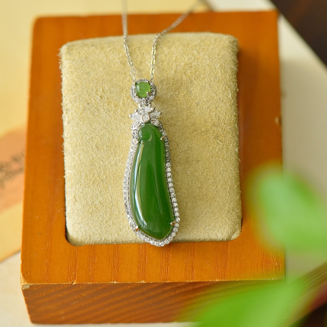 An Exquisite Sterling Silver Inlaid Jasper Necklace,Inlaid Diamond: An Exquisite Sterling Silver Inlaid Jasper Necklace,Inlaid Diamond,Size:11mmx30mm 纯银镶碧玉项链,嵌钻石