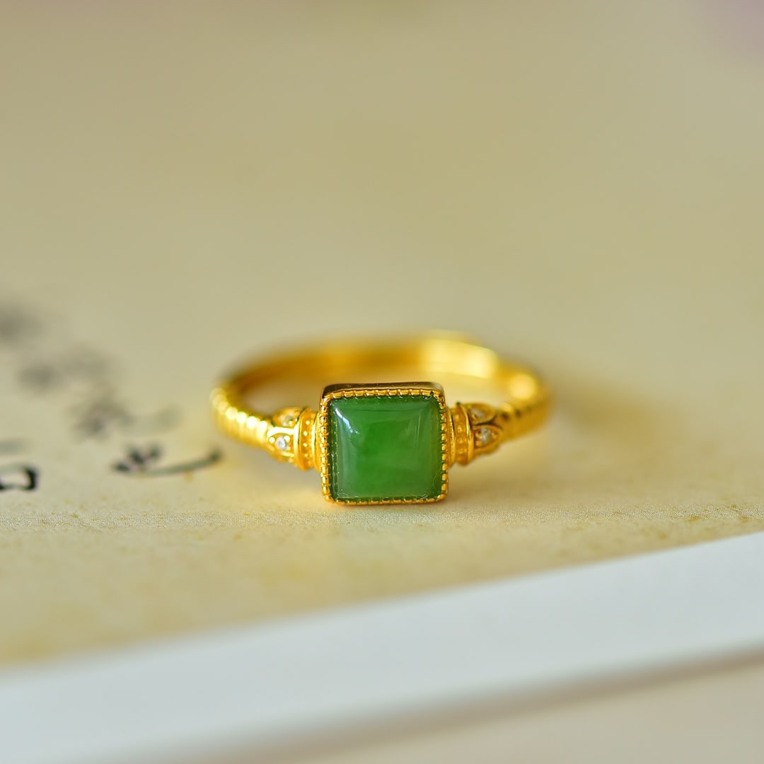 An Exquisite Sterling Silver-Gold Plated Inlaid Jasper Ring: An Exquisite Sterling Silver-Gold Plated Inlaid Jasper Ring,Size:6mmx6mm 纯银镀金镶碧玉戒指