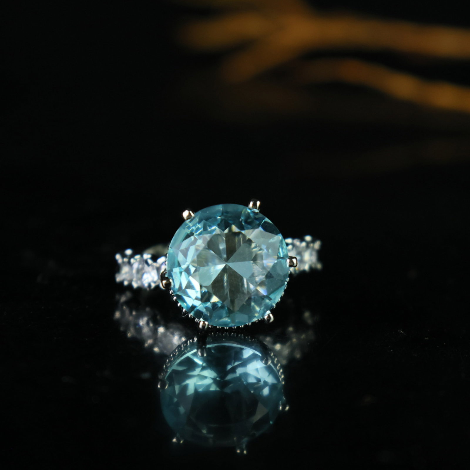An Exquisite Ring: An Exquisite Ring,Size:14mmx12mm 一个精美的戒指