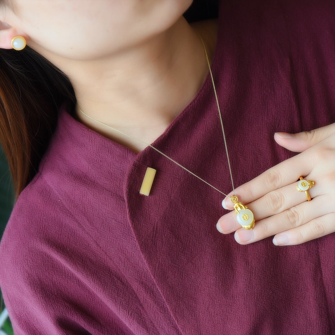 A Set of Fine Sterling Silver-Gold Plated Inlaid White Jade Jewelrys: A Set of Fine Sterling Silver-Gold Plated Inlaid White Jade Jewelrys,Size:(Ring)8mmx8mm,(Earrings)9mmx9mm,(Pendant)13mmx13mm 一套纯银镀金镶白玉