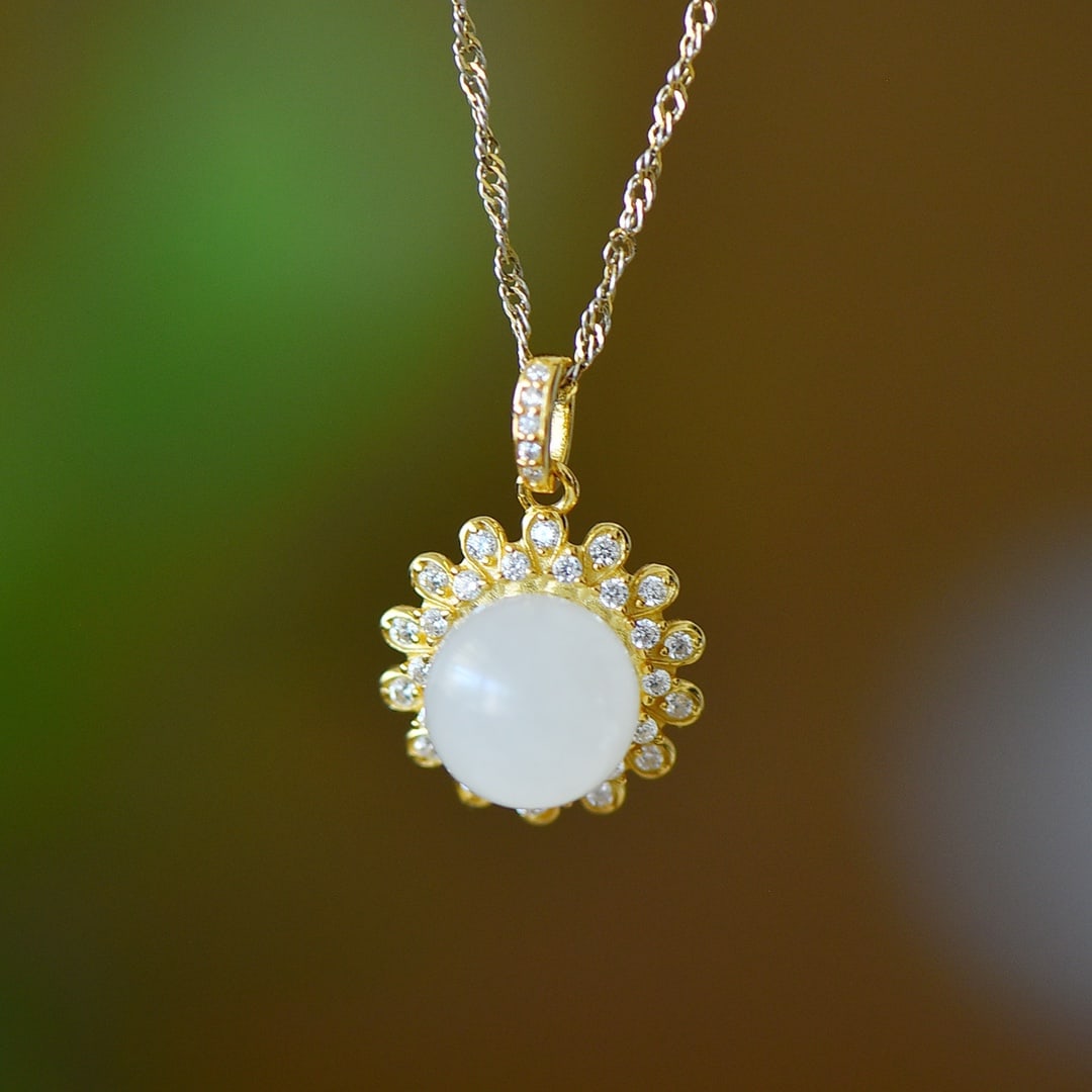 An Exquisite Sterling Silver-Gold Plated Inlaid White Jade Pendant: An Exquisite Sterling Silver-Gold Plated Inlaid White Jade Pendant,Size:10mmx10mm 纯银镀金镶白玉吊坠