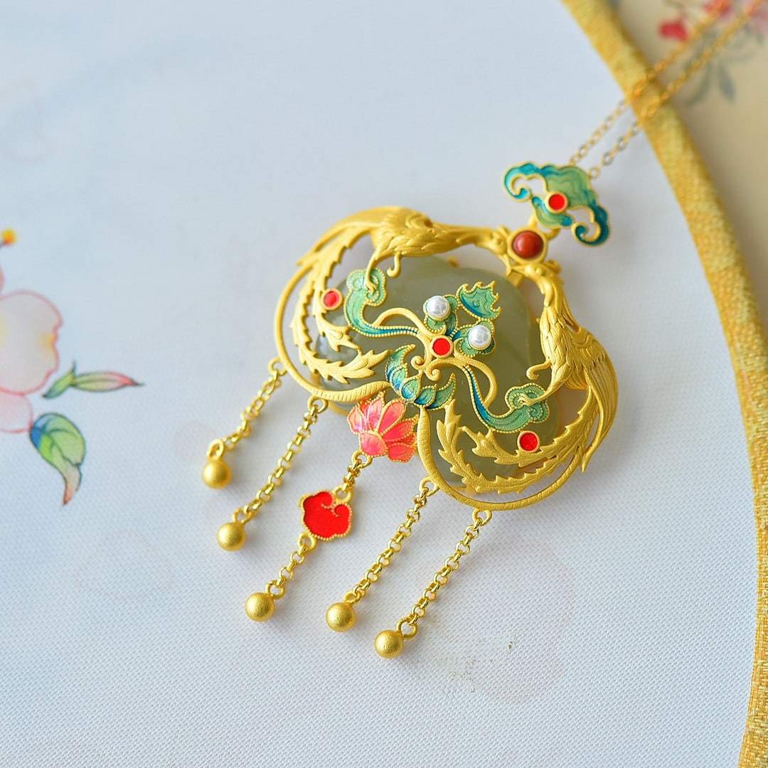 An Exquisite Sterling Silver-Gold Plated Inlaid White Jade Enamel Pendant: An Exquisite Sterling Silver-Gold Plated Inlaid White Jade Enamel Pendant,Size:22mmx27mm 纯银镀金镶白玉珐琅吊坠