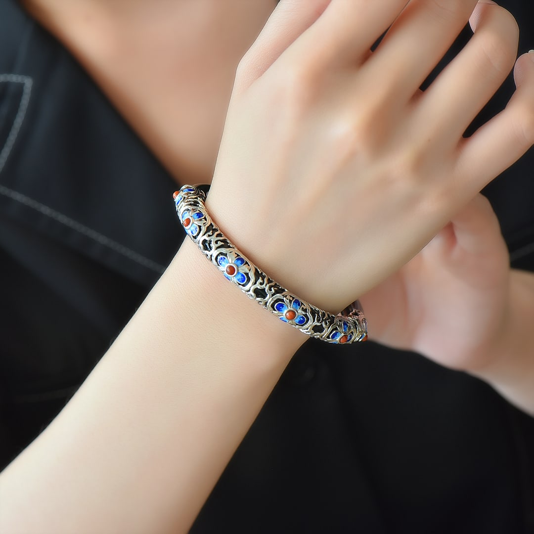 An Exquisite Sterling Silver Inlaid Black Jade Bracelet: An Exquisite Sterling Silver Inlaid Black Jade Bracelet 纯银镶黑玉手镯