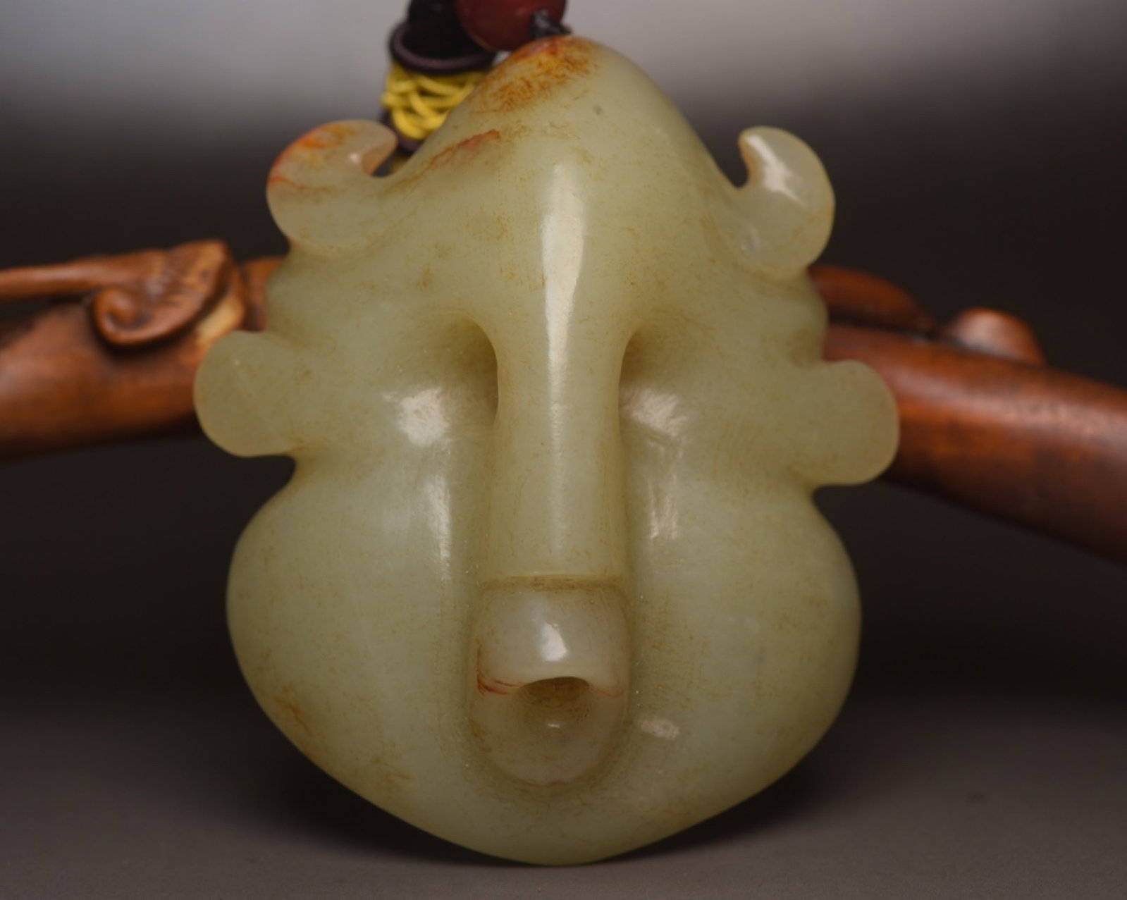 An Exquisite White Jade Pendant: An Exquisite White Jade Pendant,Qing Dynasty,China,Size:2.8inx2.4inx1.1in,Weight:138g 白玉挂件,中国清代