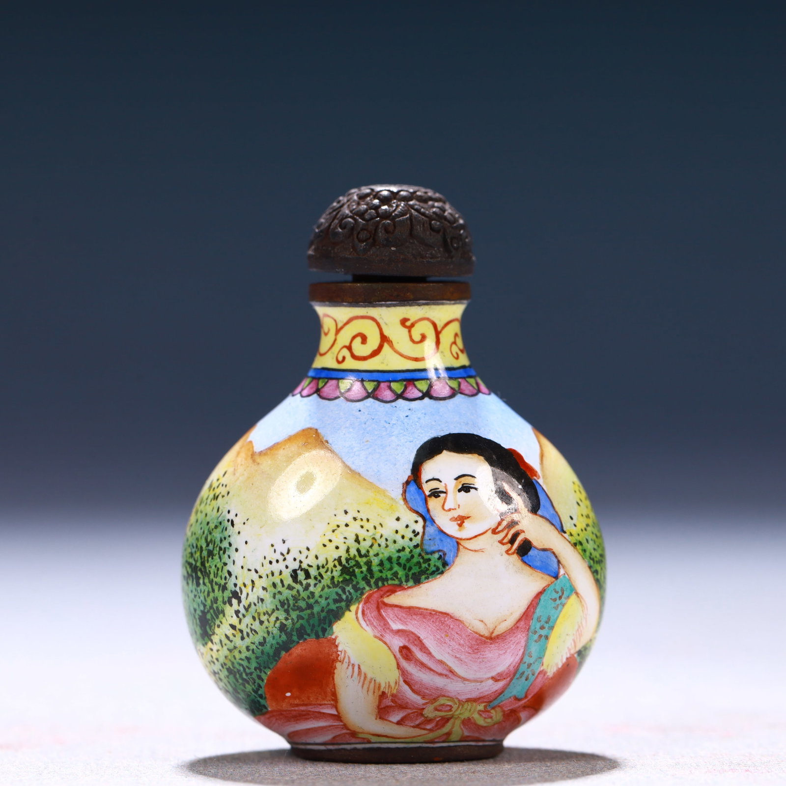 An Exquisite Painted Enamel Figure Pattern Snuff Bottle: An Exquisite Painted Enamel Figure Pattern Snuff Bottle,Qing Dynasty, China,Qianlong Four-character Mark,Size:1.4inx0.8inx2.4in,Weight:42g 画珐琅人物纹鼻Ġ