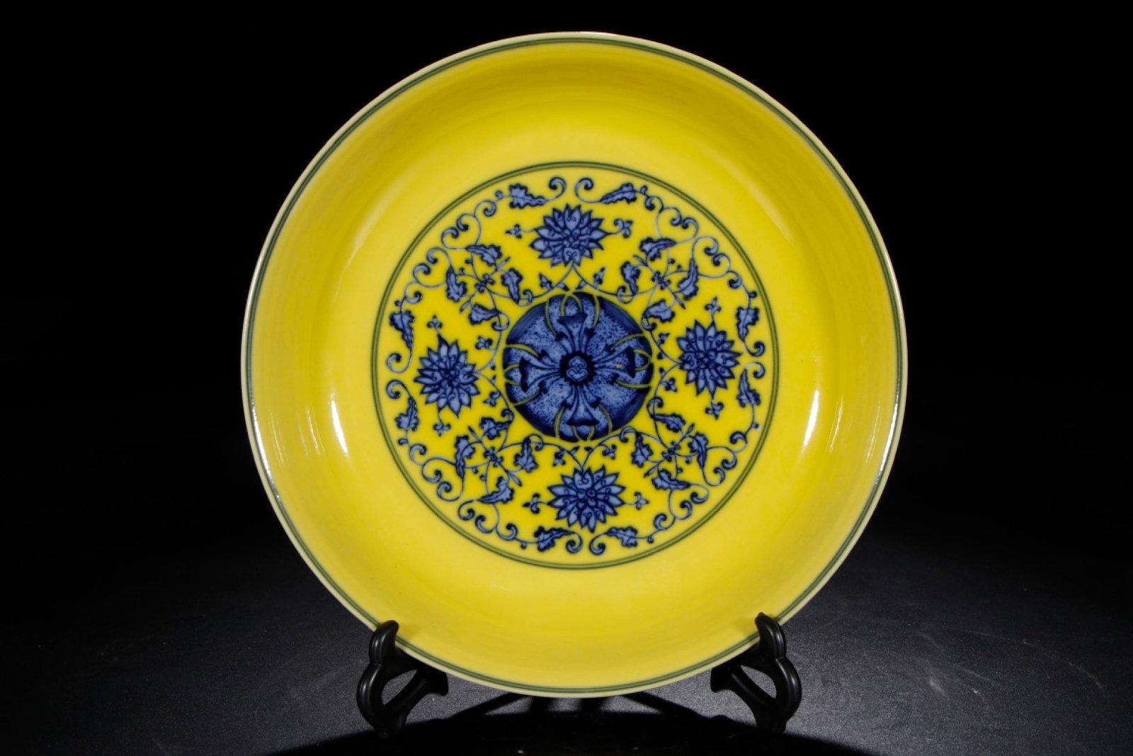 An Exquisite Yellow Ground Blue and White Lotus Pattern Plate: An Exquisite Yellow Ground Blue and White Lotus Pattern Plate,Qing Dynasty,China,With Mark,Size:2inx10.5in