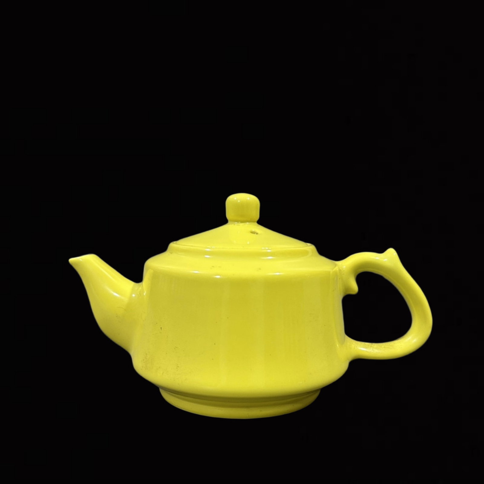 An Exquisite Yellow Glazed Pot: An Exquisite Yellow Glazed Pot,Qing Dynasty,China,Yongzheng Six-character Mark,Size:5.1inx3.3in 黄釉壶,中国清代,雍正六字款