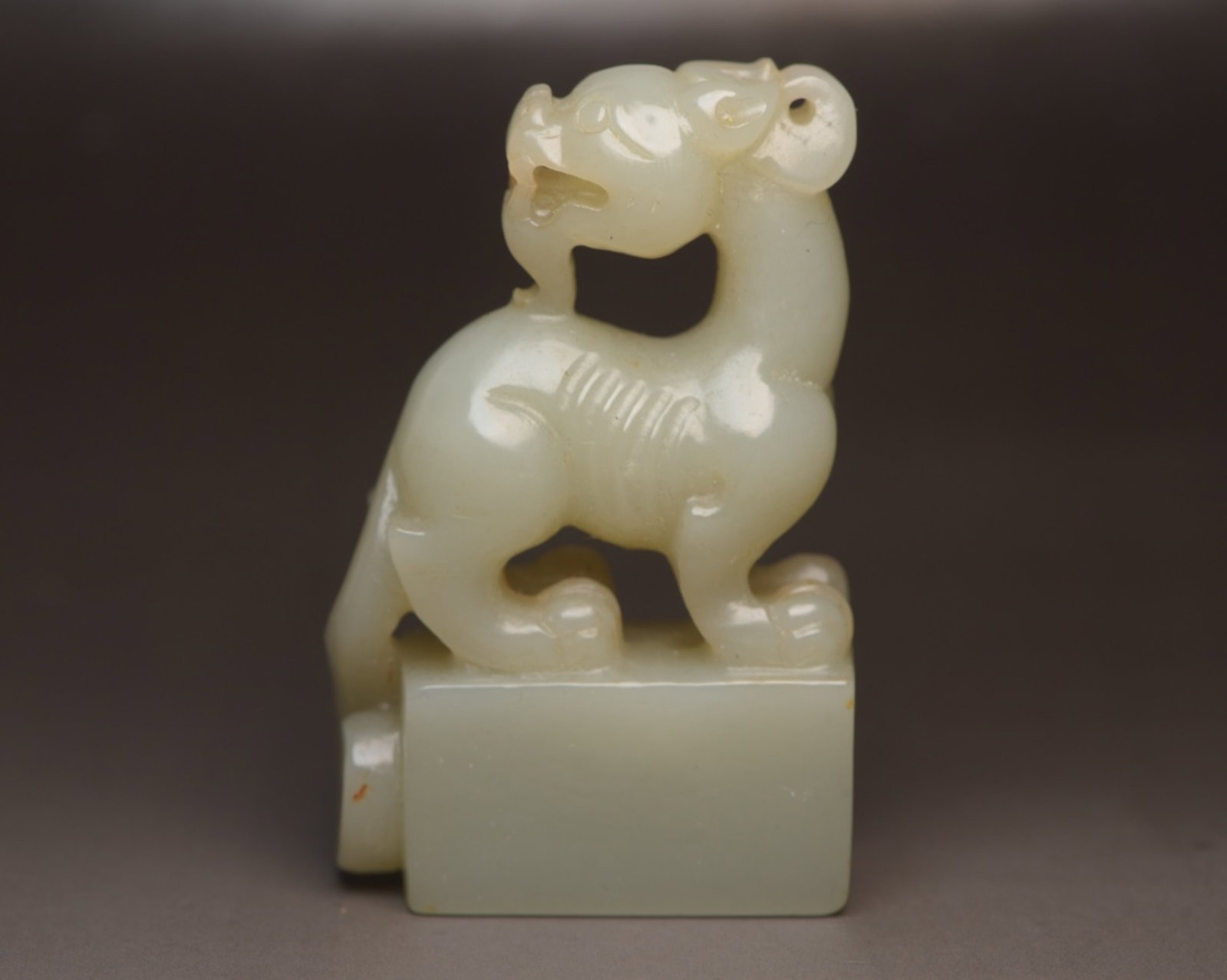 An Exquisite White Jade Beast Seal: An Exquisite White Jade Beast Seal,Qing Dynasty,China,Size:2.4inx1.5inx0.7in,Weight:63g 白玉兽印章,中国清代