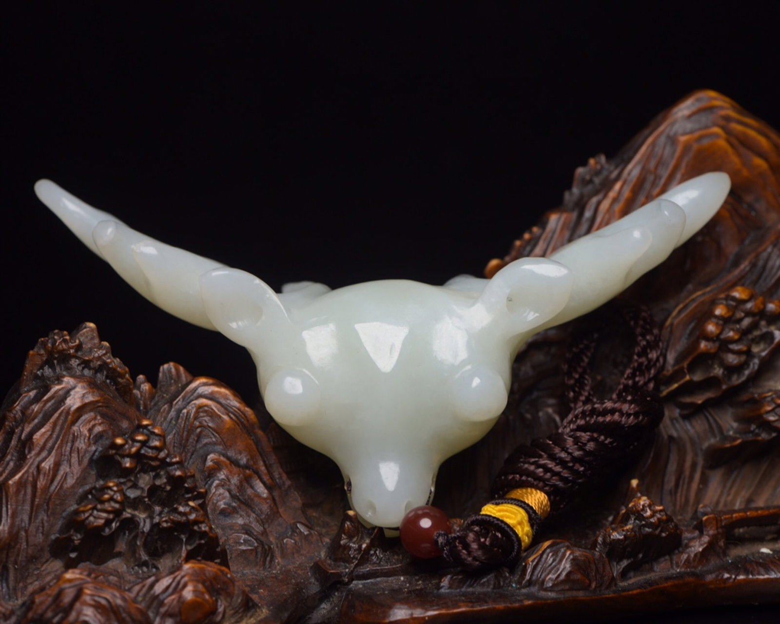 An Exquisite White Jade Deer Ornament: An Exquisite White Jade Deer Ornament,Qing Dynasty,China,Size:4.3inx2.6inx1.3in,Weight:90g 白玉鹿摆件,中国清代