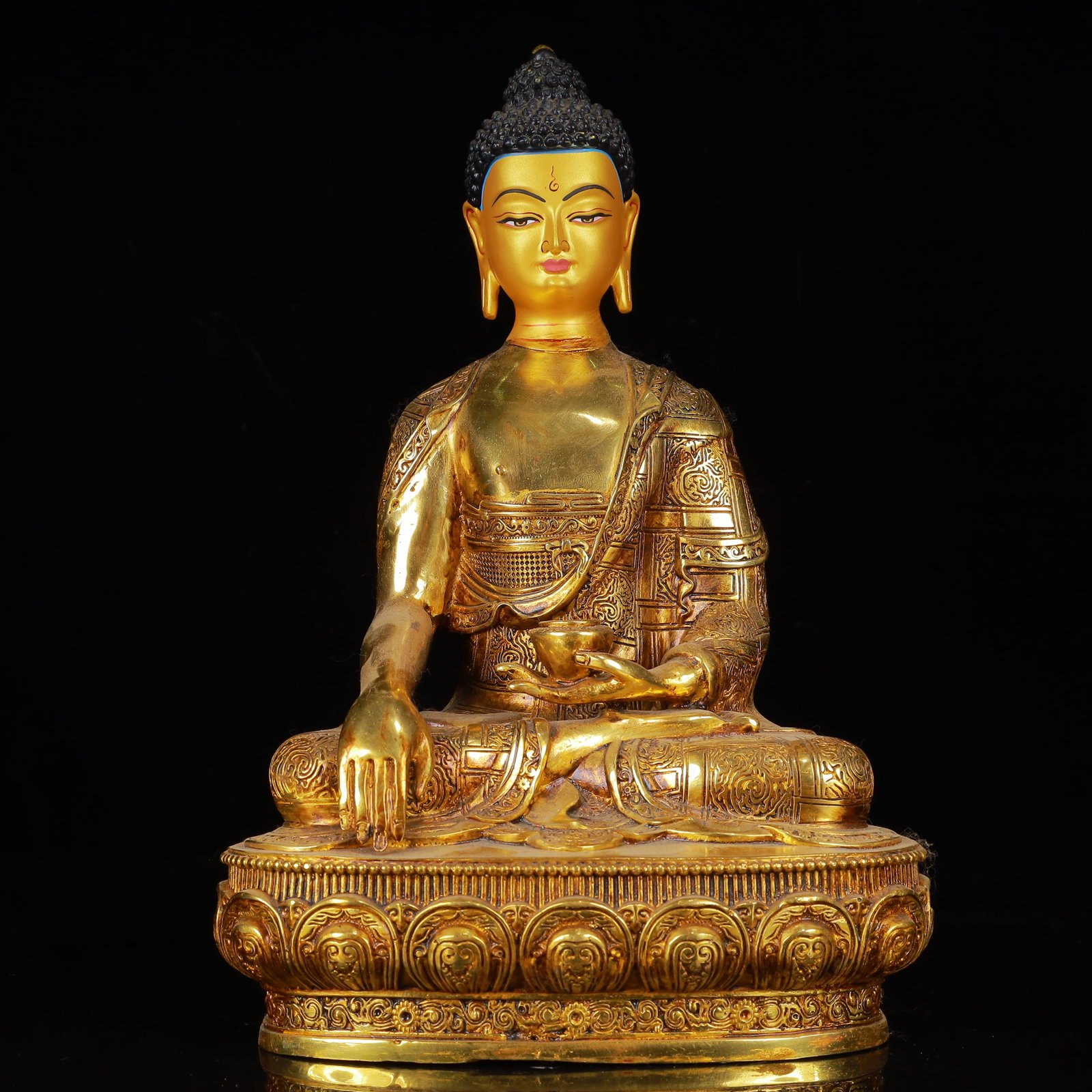 An Exquisite Gilt Bronze Statue of Sakyamuni: An Exquisite Gilt Bronze Statue of Sakyamuni,Qing Dynasty,China,Size:7.5inx5.1inx11.8in,Weight:2000g 铜鎏金释迦摩尼像,中国清代