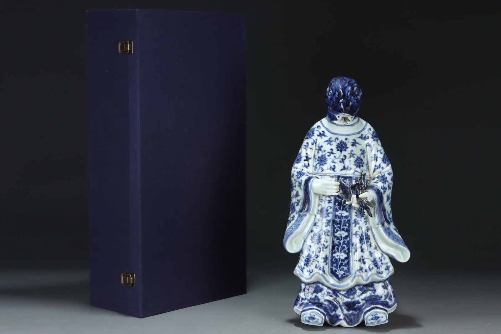 A Huge Blue and White Lotus Pattern Snake Ornament (1 of 7)