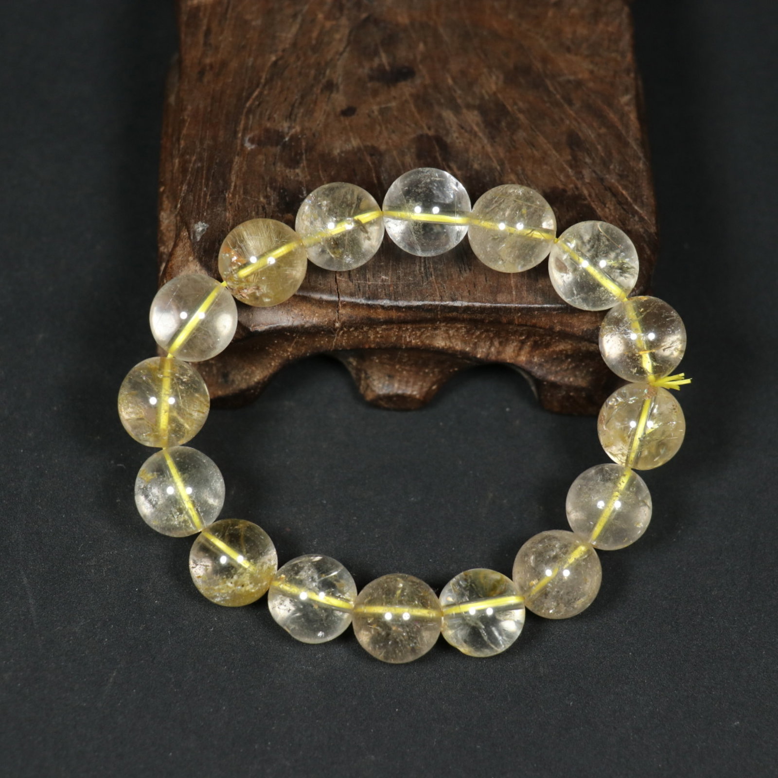 An Exquisite Crystal Bracelet: An Exquisite Crystal Bracelet,Qing Dynasty,China,Size:0.5in,Weight:50.2g 水晶手串,中国清代